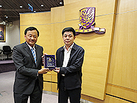 China Links Seminar 2014: Prof. Benjamin Wah (left), Provost presents a souvenir to Mr. Shi Qunzhen (right), Deputy Inspector of Science and Technology Innovation Committee of Shenzhen Municipality